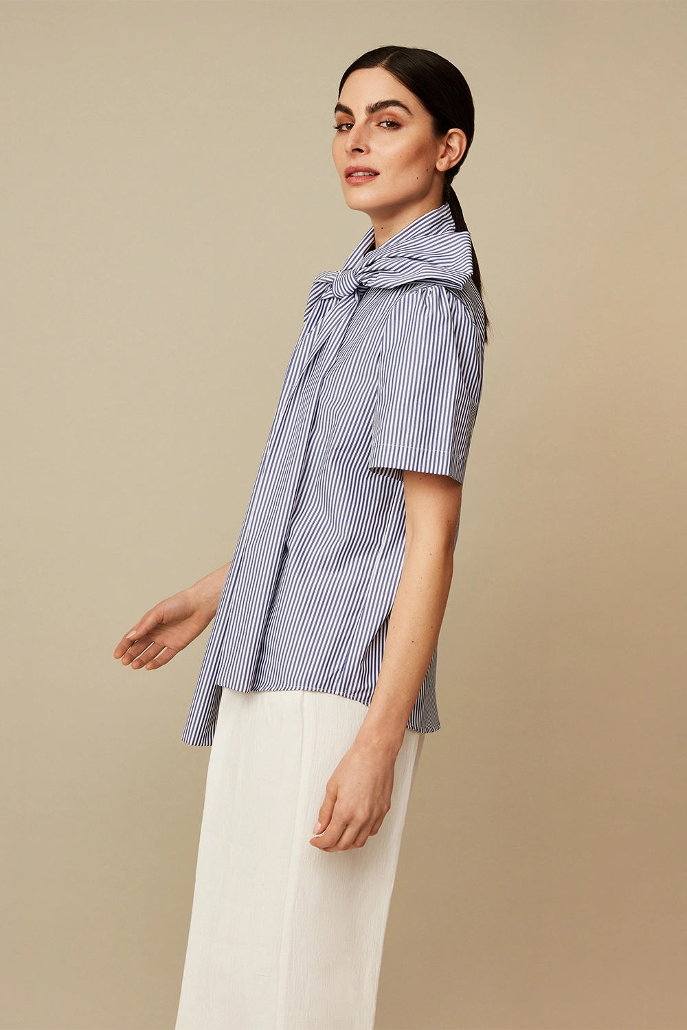 Short-sleeved bow tie blouse